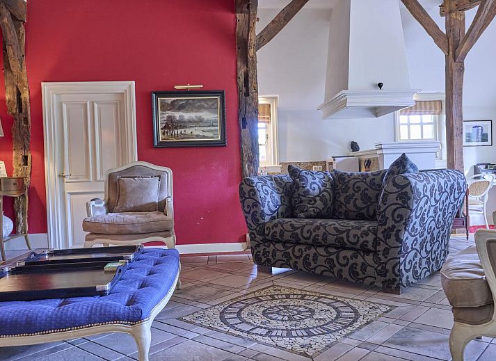 Erve Het Klaashuis vacation home in Deurningen, Twente, Overijssel surrounded by green nature and lush gardens.