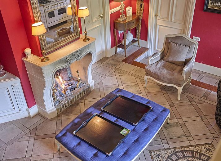 Erve Het Klaashuis vacation home in Deurningen, Twente, Overijssel surrounded by green nature and lush gardens.