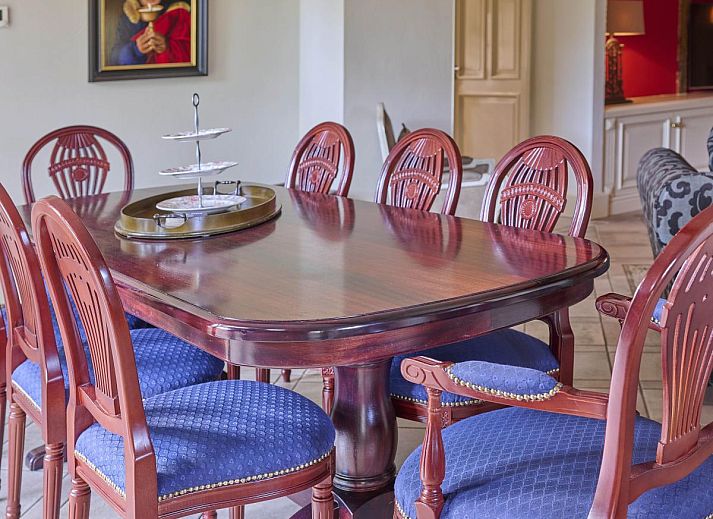 Cozy living room of Erve Het Klaashuis vacation home in Deurningen, Twente, with authentic wooden beams and warm furnishings.