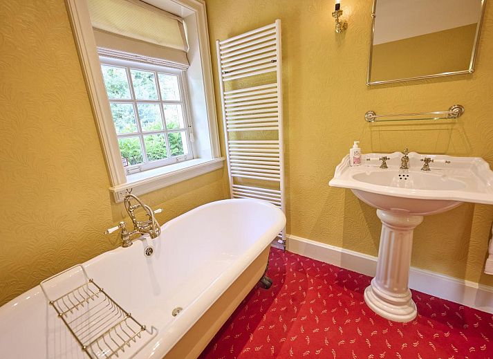 Cozy living room in vacation home Erve Het Klaashuis, Deurningen, Twente, with comfortable sofas and country charm.