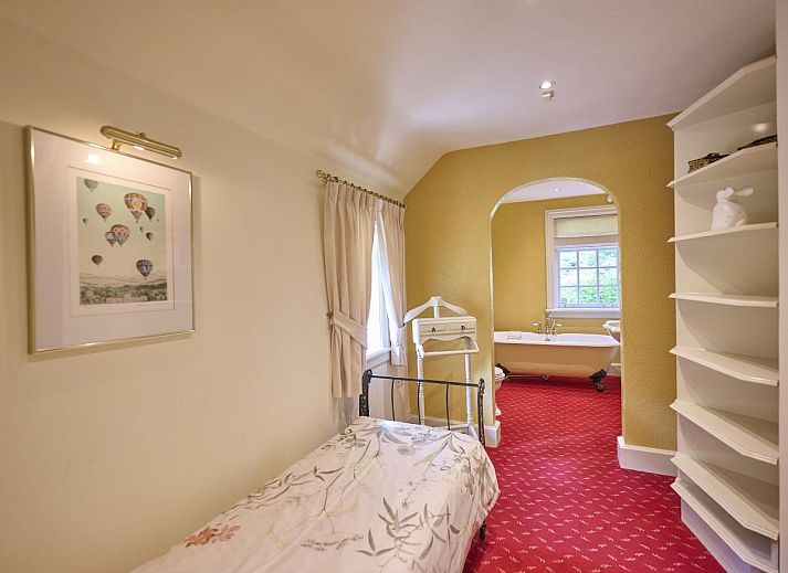 Cozy living room of Erve Het Klaashuis, vacation home in Deurningen, Twente, with fireplace and stylish decor for a warm atmosphere.