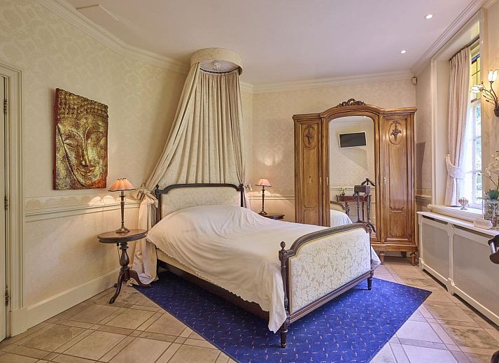 Cozy living room of Erve Het Klaashuis, vacation home in Deurningen, Twente, with fireplace and stylish decor for a warm atmosphere.