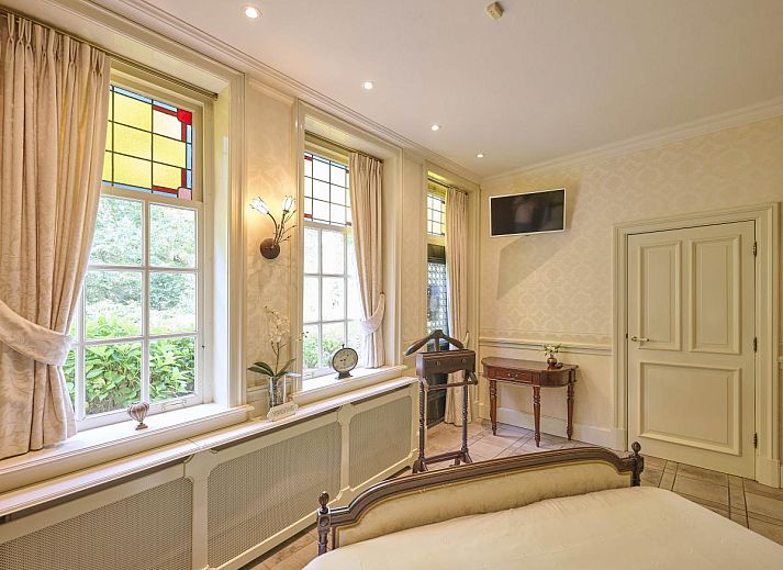 Cozy living room of Erve Het Klaashuis, vacation home in Deurningen, Twente, with fireplace and stylish decor for a warm atmosphere.