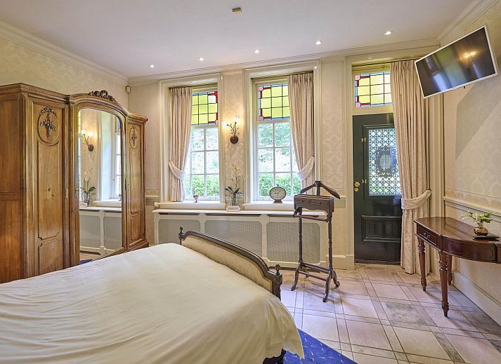 Cozy living room of Erve Het Klaashuis, vacation home in Deurningen, Twente, with fireplace and stylish decor for a warm atmosphere.