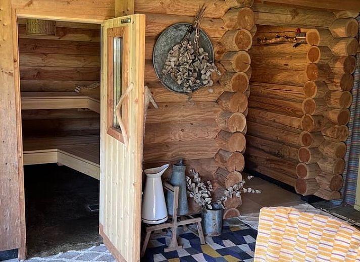 Terras bij Vakantiehuisje in Hoge Hexel, Twente, met comfortabele stoelen en tuin in Overijssel.