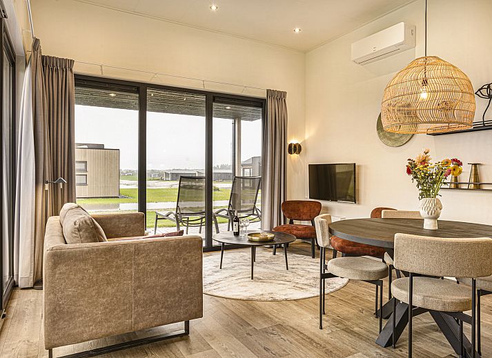 Gezellige woonkamer met uitzicht bij Sallandse Heuvelrug 2-persoons woning in Hoge Hexel, Twente, Overijssel.