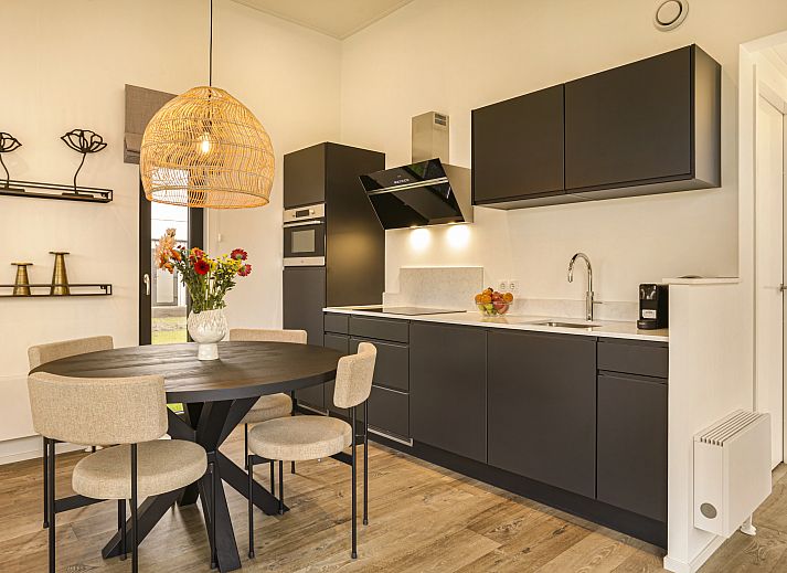 Gezellige woonkamer met uitzicht bij Sallandse Heuvelrug 2-persoons woning in Hoge Hexel, Twente, Overijssel.