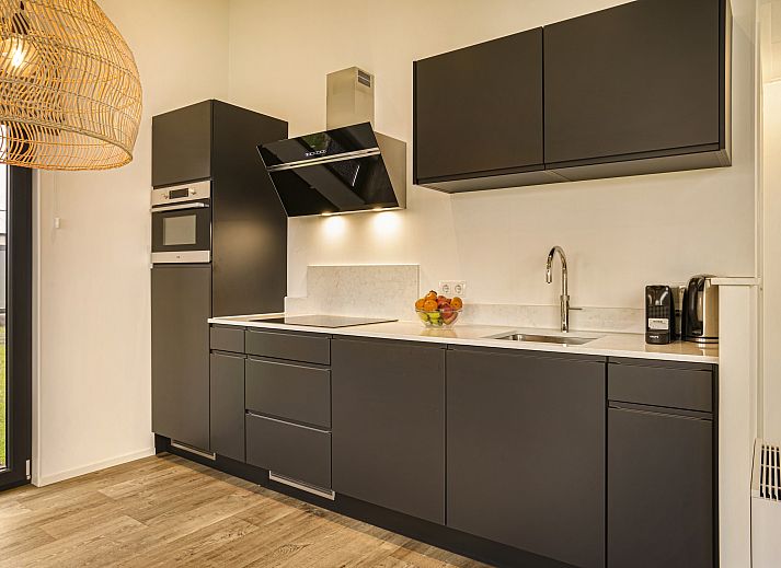 Moderne keuken en eetruimte in Sallandse Heuvelrug 2-persoons woning, Hoge Hexel, Twente, Overijssel.