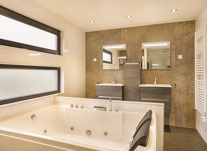 Moderne keuken en eetruimte in Sallandse Heuvelrug 2-persoons woning, Hoge Hexel, Twente, Overijssel.