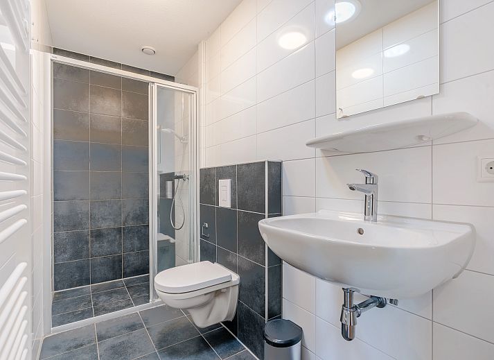 Gemuetliches Wohnzimmer im 8-Personen-Ferienhaus Sallandse Heuvelrug, Hoge Hexel, mit Blick auf die Natur.