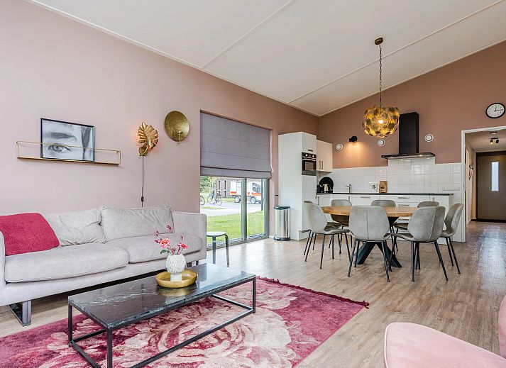 Gemuetliches Wohnzimmer im 8-Personen-Ferienhaus Sallandse Heuvelrug, Hoge Hexel, mit Blick auf die Natur.