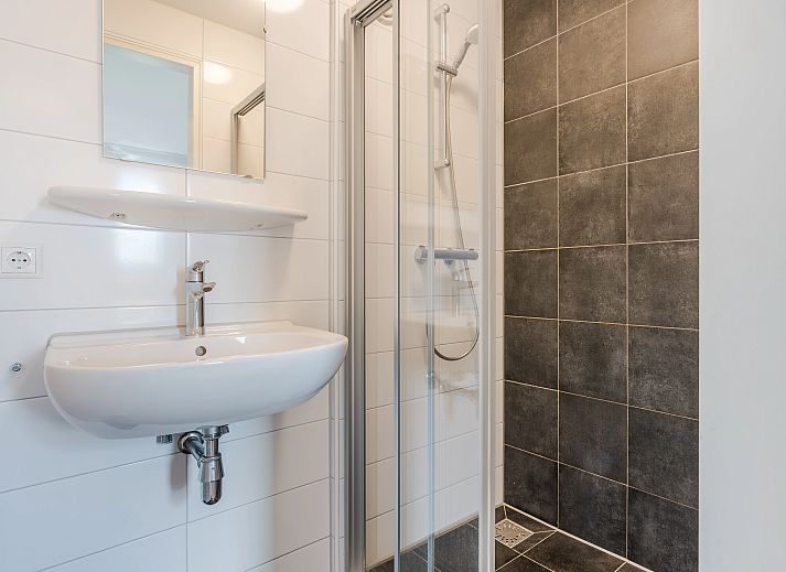 Gemuetliches Wohnzimmer im 8-Personen-Ferienhaus Sallandse Heuvelrug, Hoge Hexel, mit Blick auf die Natur.