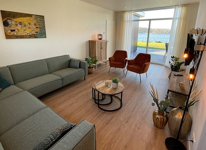 Geniet van de moderne Waterlodge 8 in Hoge Hexel, Twente. Deze vakantiewoning biedt een ruim terras met uitzicht op de natuur van Overijssel.