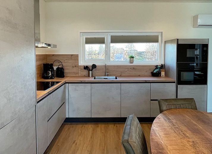 Geniet van de moderne Waterlodge 8 in Hoge Hexel, Twente. Deze vakantiewoning biedt een ruim terras met uitzicht op de natuur van Overijssel.