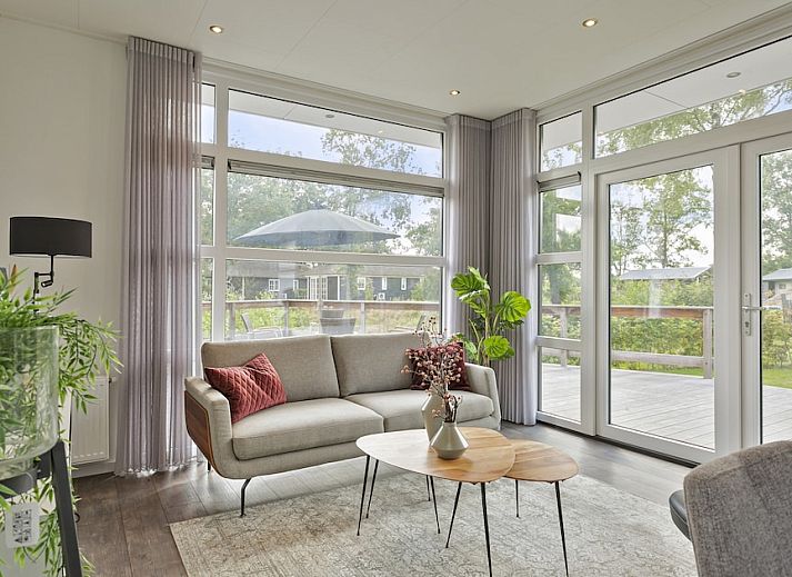 Regge 4 Ferienhaus in Hoge Hexel, Twente, mit moderner Holzfassade und geraeumiger Veranda, umgeben von gruener Natur.