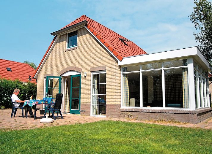 Gezellige bungalow Vuurvlinder met Serre 10 in Hoge Hexel, Twente, met zonnig terras en groene omgeving in Overijssel.