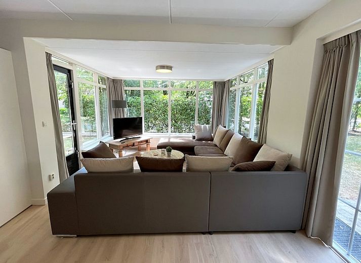 Gezellige bungalow Vuurvlinder met Serre 10 in Hoge Hexel, Twente, met zonnig terras en groene omgeving in Overijssel.