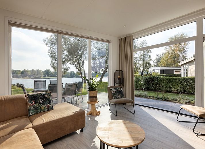 Waterlodge 6 in Hoge Hexel, Twente, bietet ein modernes Ferienhaus mit einer grossen Terrasse und gruener Umgebung in Overijssel.