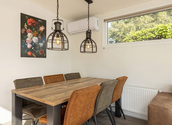 Waterlodge 6 in Hoge Hexel, Twente, bietet ein modernes Ferienhaus mit einer grossen Terrasse und gruener Umgebung in Overijssel.