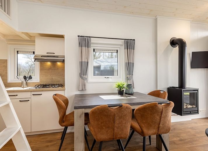 Twents Tiny House 4, vacation home in Hoge Hexel, Twente, with modern veranda and views of green surroundings.