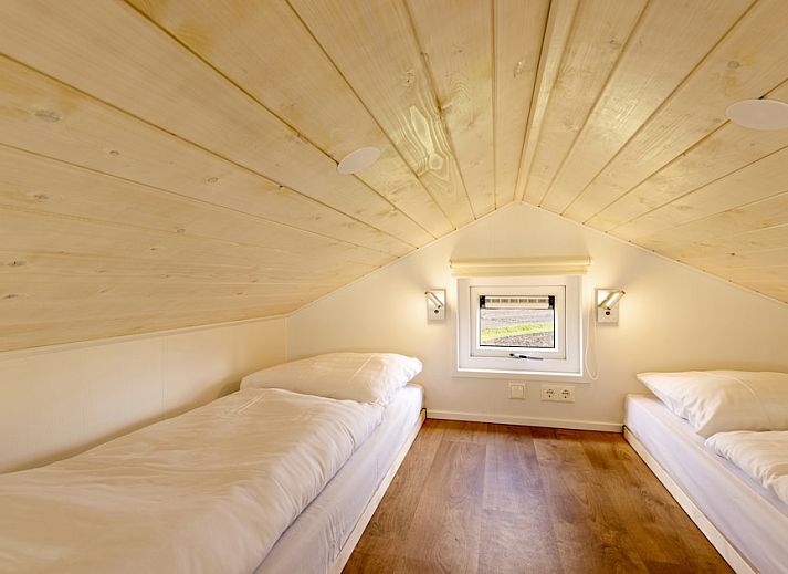 Cozy living room of Twents Tiny House 4 in Hoge Hexel, Twente. Comfortable vacation home with lots of light and modern furnishings.