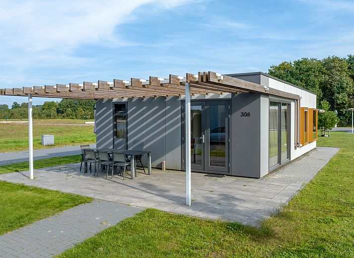 Buitenterras van Sallandse Heuvelrug 6-persoons woning 6B in Hoge Hexel, Twente, met uitzicht op groene omgeving.