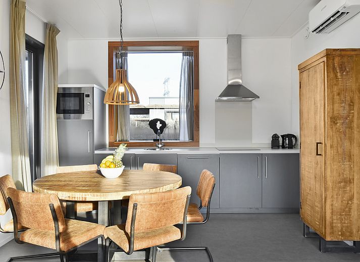 Gezellige woonkamer met grote ramen in Sallandse Heuvelrug vakantiehuis 6B, Hoge Hexel, Twente.