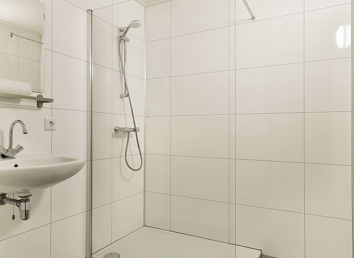 Stijlvolle salontafel in de woonkamer van Sallandse Heuvelrug vakantiehuis 6B, Hoge Hexel, Overijssel.