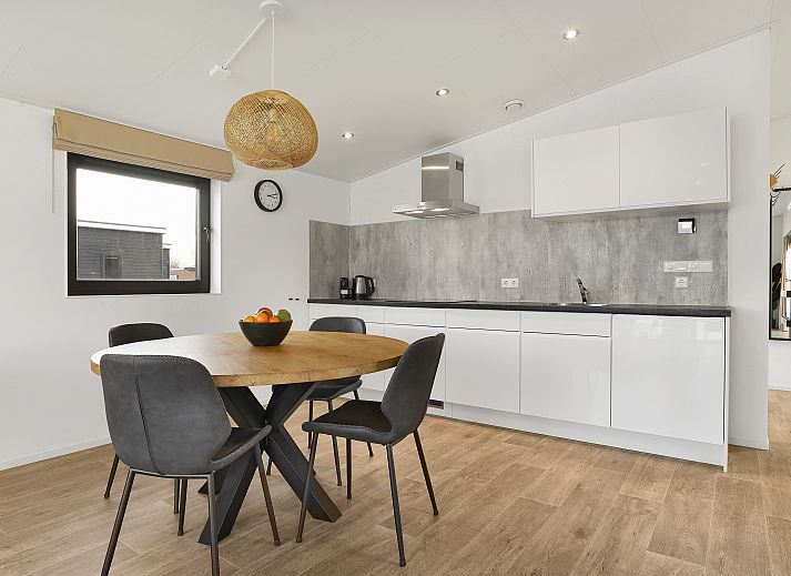 Gezellige woonkamer in Sallandse Heuvelrug 4-persoons woning 4C, Hoge Hexel, met uitzicht op de natuur.