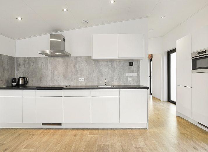 Gezellige woonkamer in Sallandse Heuvelrug 4-persoons woning 4C, Hoge Hexel, met uitzicht op de natuur.