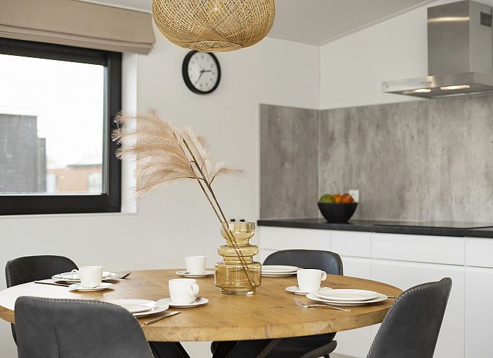 Gezellige woonkamer in Sallandse Heuvelrug 4-persoons woning 4C, Hoge Hexel, met uitzicht op de natuur.