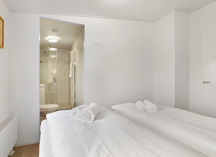 Stijlvolle details in Sallandse Heuvelrug 4C, Hoge Hexel, met comfortabele bank en decoratieve accenten.