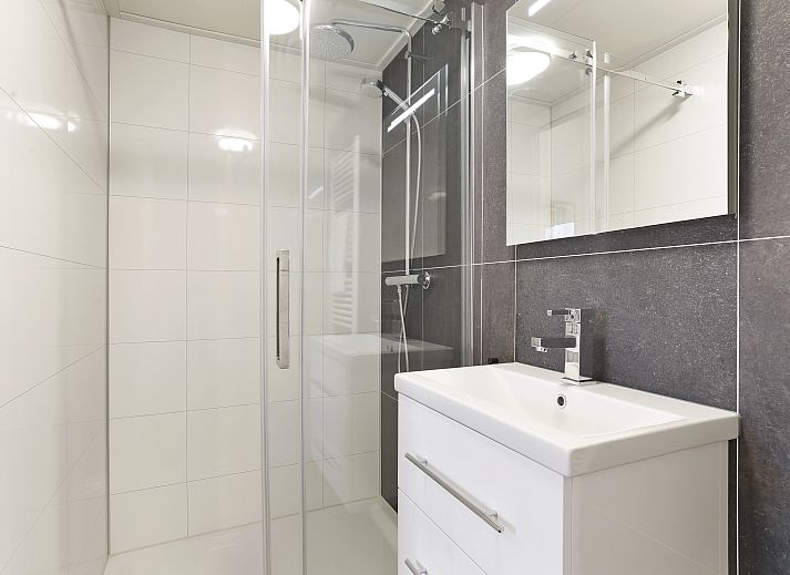 Stijlvolle details in Sallandse Heuvelrug 4C, Hoge Hexel, met comfortabele bank en decoratieve accenten.