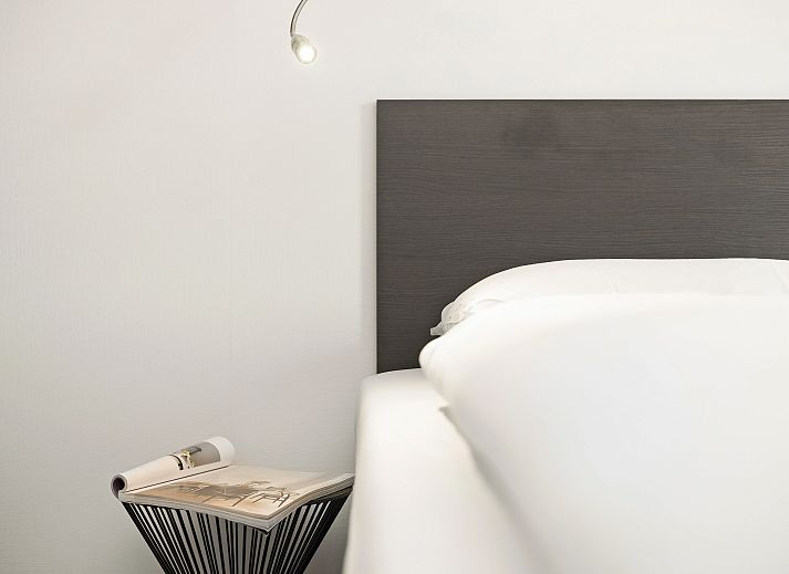 Stijlvolle details in Sallandse Heuvelrug 4C, Hoge Hexel, met comfortabele bank en decoratieve accenten.