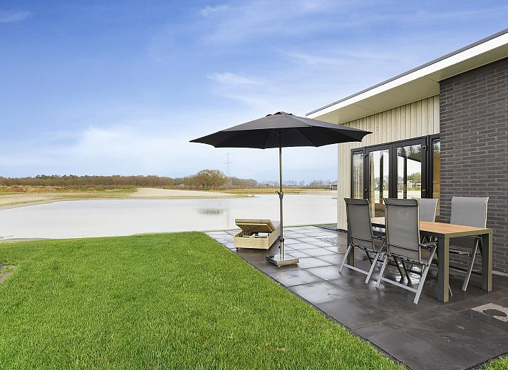 Stijlvolle details in Sallandse Heuvelrug 4C, Hoge Hexel, met comfortabele bank en decoratieve accenten.