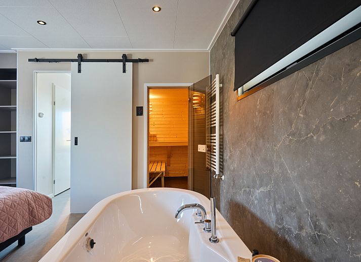Verblijf 524626 - Vakantiewoning Twente - Happy Oak wellnesslodge met bubbeltub, ligbad, sauna en