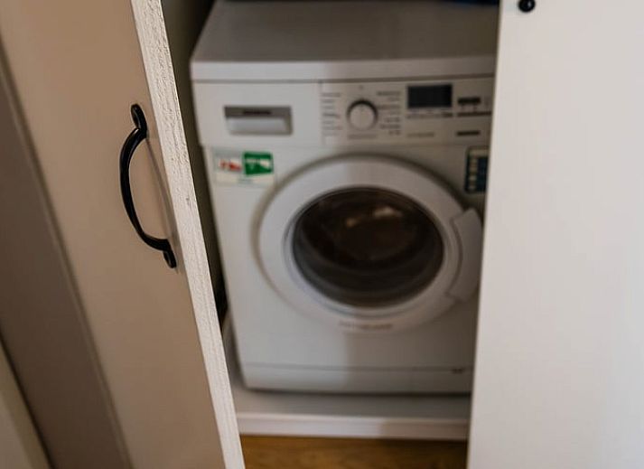 Stylish kitchen in vacation home Manderveen, Twente, overlooking the garden in Overijssel.