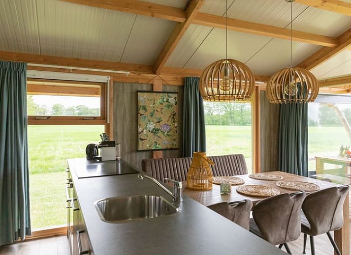 Ferienhaus in Buurse, Twente, Overijssel mit Blick auf gruene Felder und die umliegende Natur.