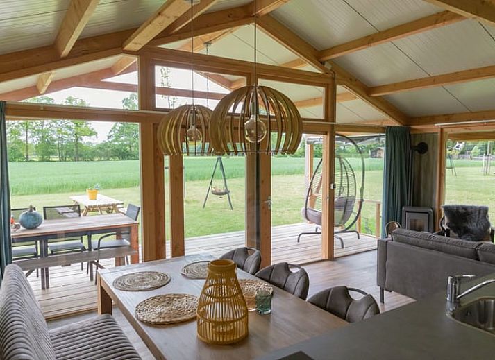 Ferienhaus in Buurse, Twente, Overijssel mit Blick auf gruene Felder und die umliegende Natur.