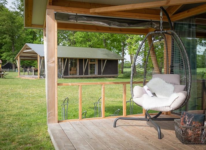 Innenbereich des Ferienhauses in Buurse, Twente, Overijssel mit moderner Kueche und Essbereich.