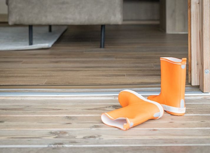 Innenbereich des Ferienhauses in Buurse, Twente, Overijssel mit moderner Kueche und Essbereich.