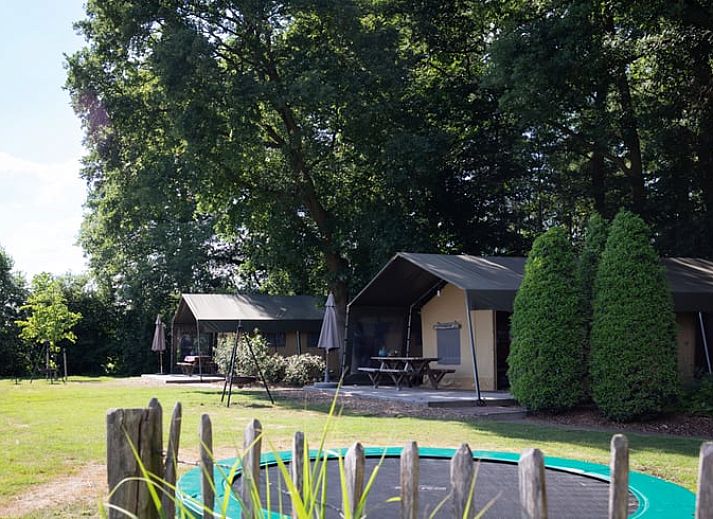 Gemuetliches Wohnzimmer des Ferienhauses in Buurse, Twente, Overijssel mit Blick auf die Terrasse.