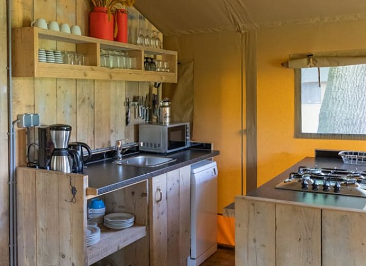 Gemuetliches Wohnzimmer des Ferienhauses in Buurse, Twente, Overijssel mit Blick auf die Terrasse.