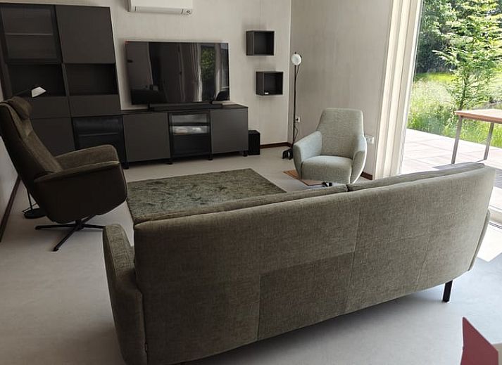 Modern vacation home Cottage in Buurse with wooden facade in Twente, Overijssel surrounded by nature.