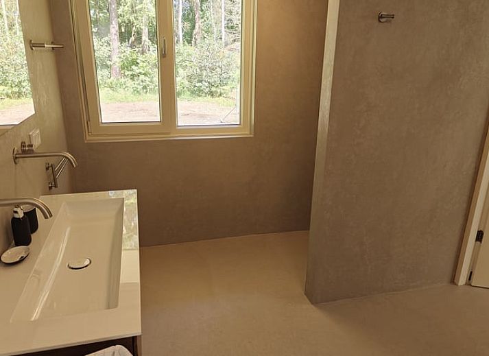 Modern vacation home Cottage in Buurse with wooden facade in Twente, Overijssel surrounded by nature.