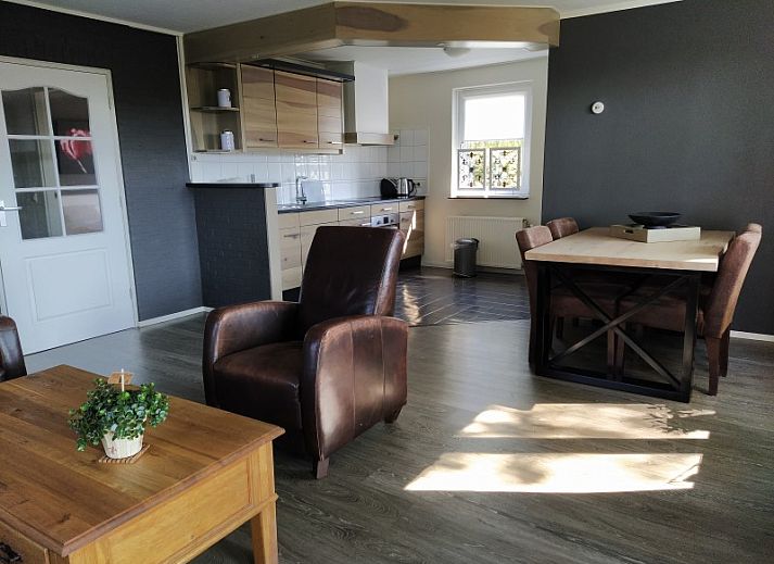 Lutke Disserot vakantiehuis in Lattrop, Twente omgeven door weelderige tuin en groene natuur.