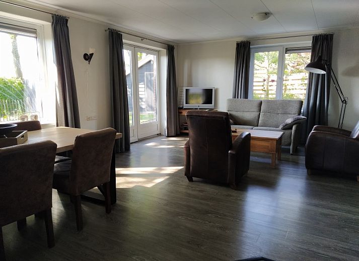 Rustige tuin bij Lutke Disserot vakantiehuis in Lattrop, Twente met uitzicht op het landschap.