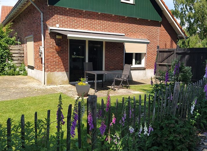Rustige tuin bij Lutke Disserot vakantiehuis in Lattrop, Twente met uitzicht op het landschap.