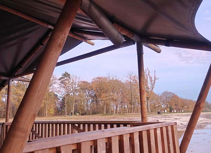 Verblijf 525310 - Tenthuis Twente - Safaritent 6 personen incl. sanitair aan het meer