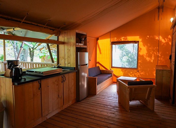 Verblijf 525310 - Tenthuis Twente - Safaritent 6 personen incl. sanitair aan het meer